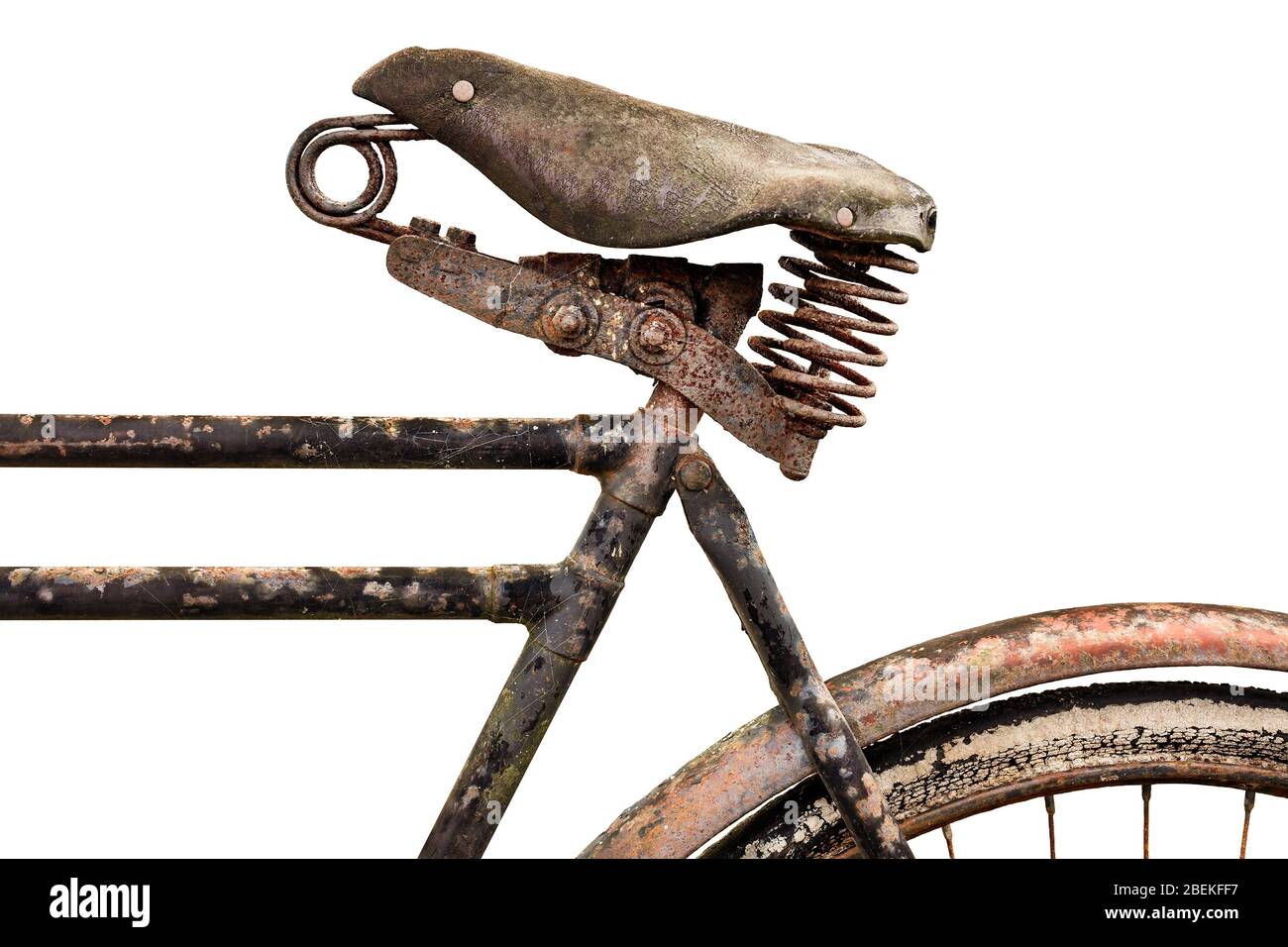 Detalle de una antigua bicicleta con costra de asiento de cuero aislado  sobre fondo blanco Fotografía de stock - Alamy