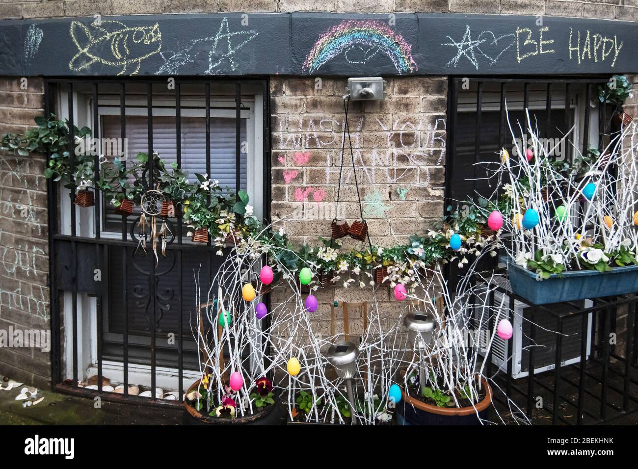 Decoraciones de Pascua en Queens, Nueva York City Row House Foto de stock