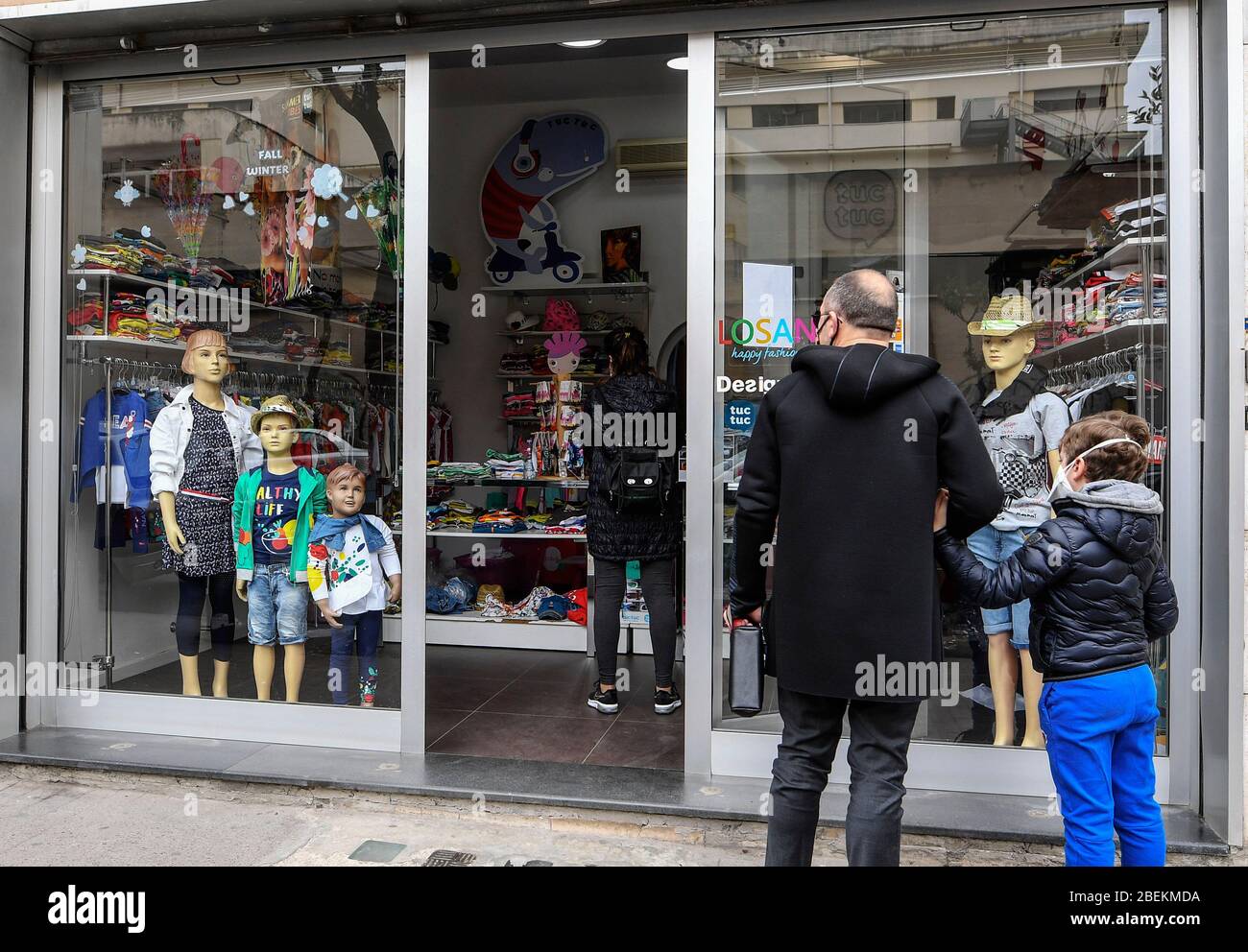 Reapertura de las tiendas de ropa para niños tras la reducción parcial del  bloqueo por la pandemia del coronavirus en Nápoles. Las actividades como  las tiendas de ropa para niños o las
