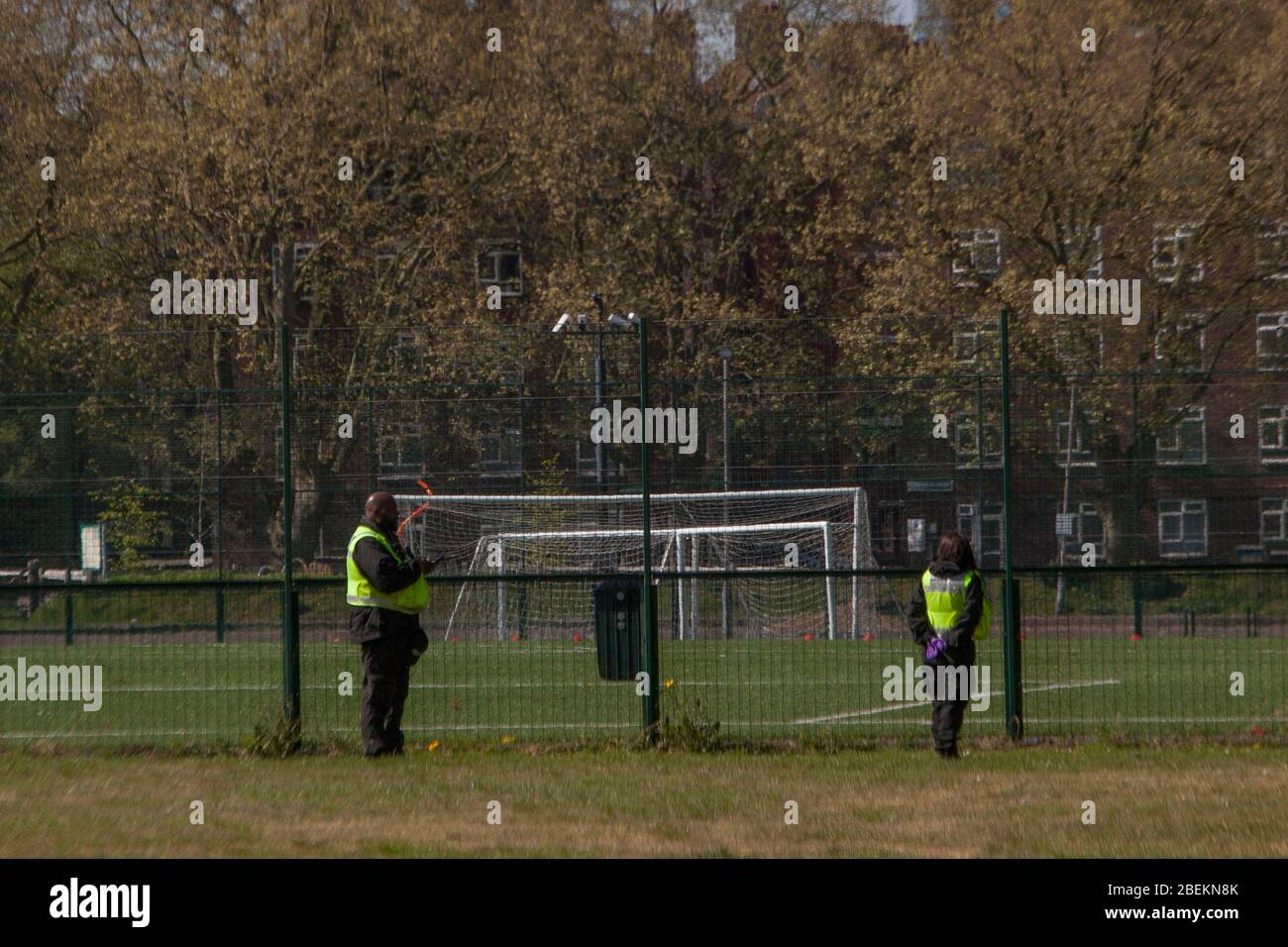 Mabley Green, Londres, Reino Unido. 14 de abril de 2020. Los miembros del público pueden ser vistos en Mabley Green, Hackney Wick, en el este de Londres; haciendo ejercicios diarios, patinando y caminando. El público tenía la orden de quedarse en casa, sólo se permiten viajes esenciales y ejercicios diarios, debido al brote de coronavirus. Crédito: Marcin Nowak/Alamy Live News Foto de stock