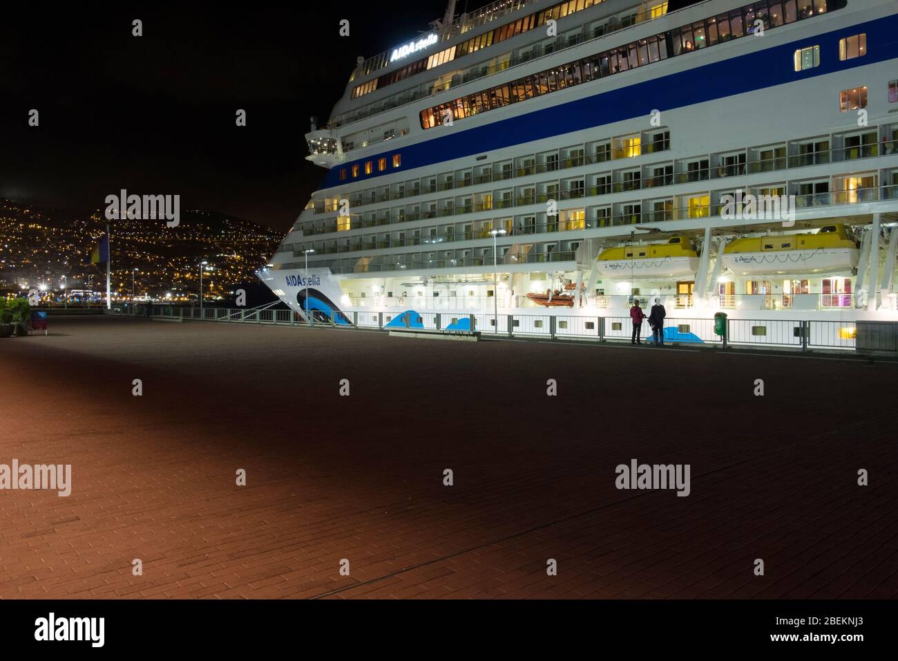 Crucero atracado en el puerto de Funchal, Madeira, por la noche; Foto de stock