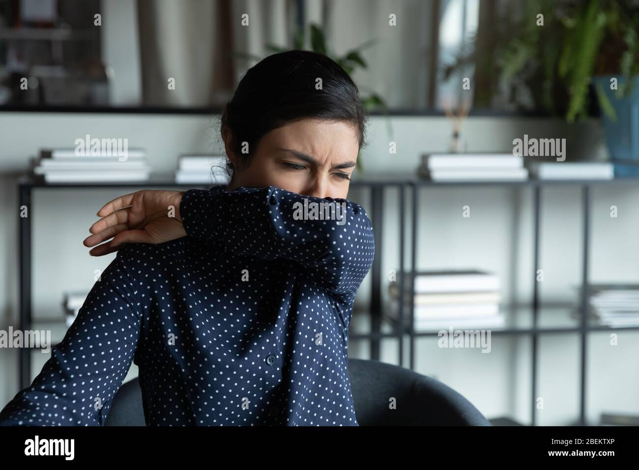 La tos de una mujer joven no saludable se infecta en el lugar de trabajo Foto de stock