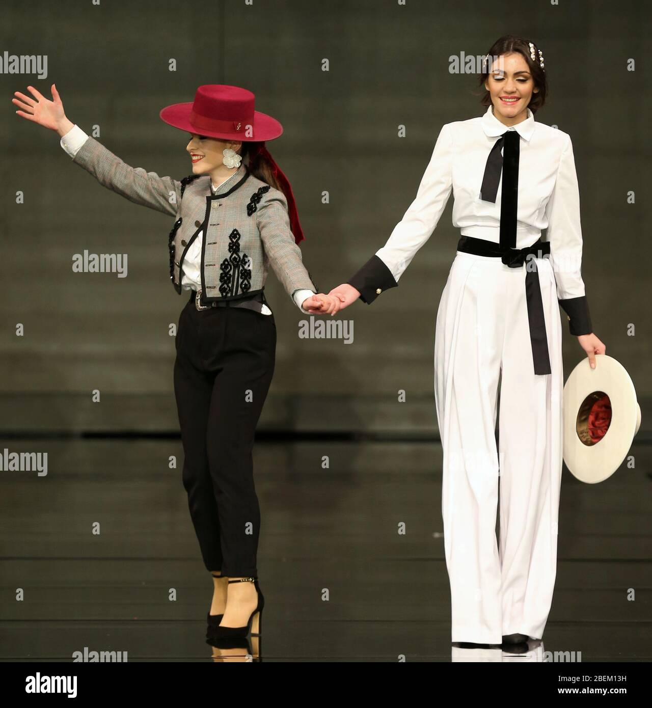 SEVILLA, ESPAÑA - ENERO 30: La diseñadora Catarina Santos Rodrigues y una de sus modelos (Lujan Monteso) al final de su pista de recolección Arpegio como parte del SIMOF 2020 (Foto: Mickael Chavet) Foto de stock