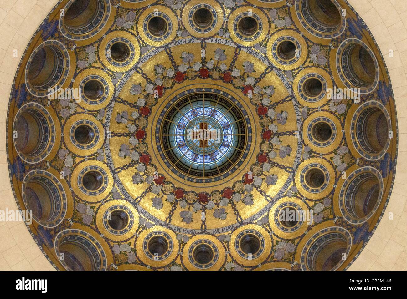 Mirando hacia arriba el interior de la cúpula de la Basílica de nuestra Señora del Rosario en Lourdes, Francia Foto de stock