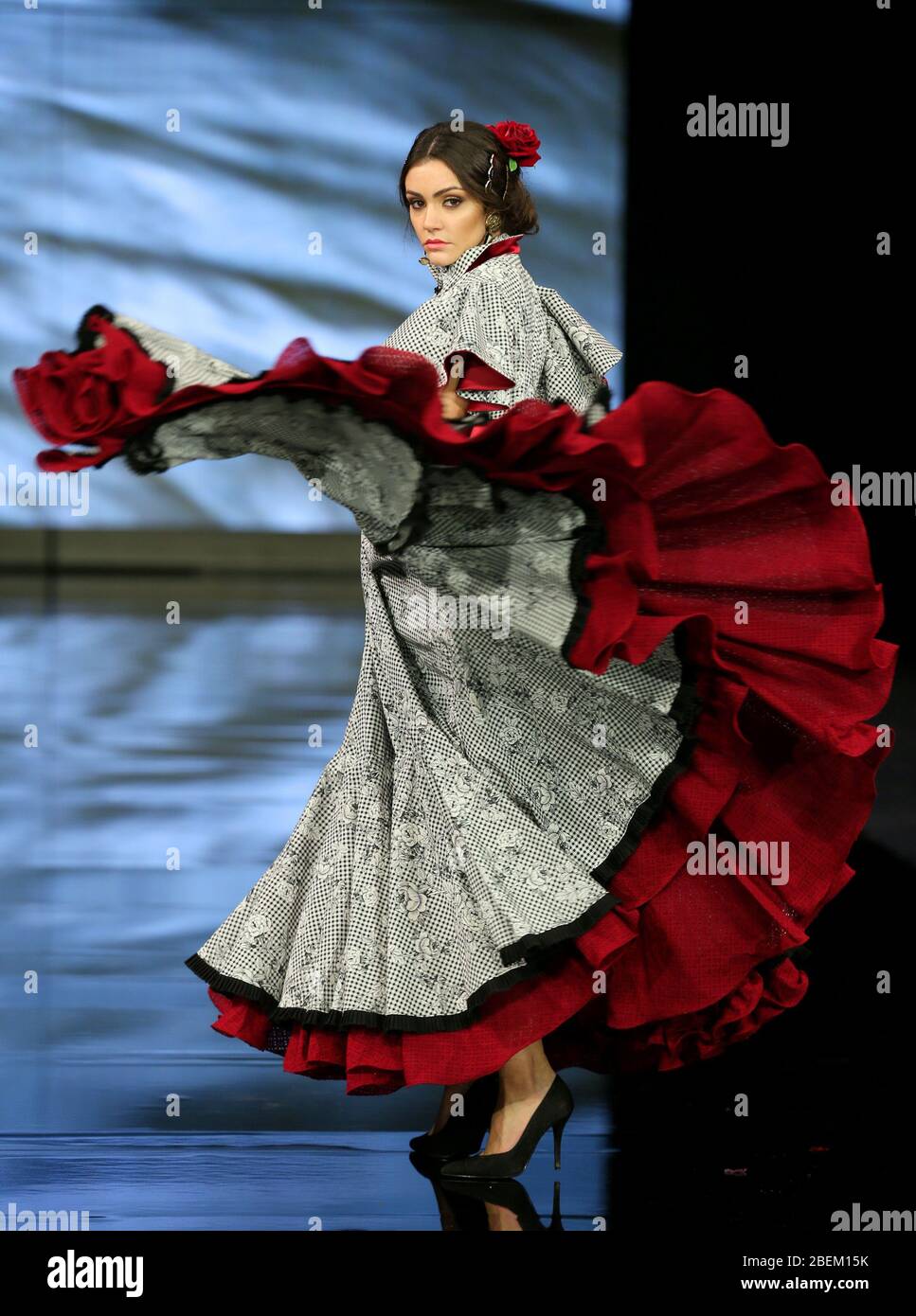 SEVILLA, ESPAÑA - ENE 30: Modelo vestido con un vestido de la colección Arpegio de la diseñadora Catarina Santos Rodrigues como parte del SIMOF 2020 (Foto: Mickael Chavet) Foto de stock