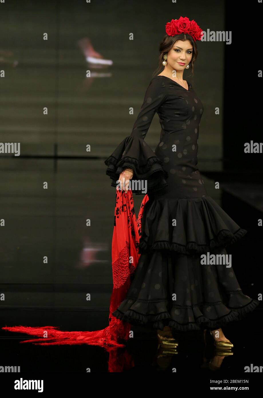SEVILLA, ESPAÑA - ENE 30: Modelo vestido con un vestido de la colección Arpegio de la diseñadora Catarina Santos Rodrigues como parte del SIMOF 2020 (Foto: Mickael Chavet) Foto de stock