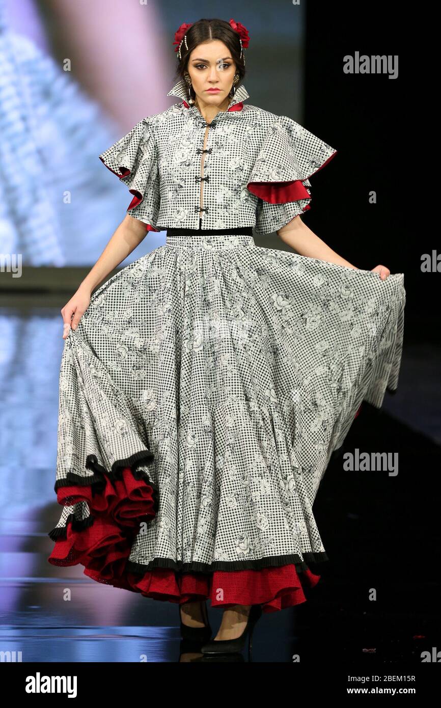 SEVILLA, ESPAÑA - ENE 30: Modelo vestido con un vestido de la colección Arpegio de la diseñadora Catarina Santos Rodrigues como parte del SIMOF 2020 (Foto: Mickael Chavet) Foto de stock