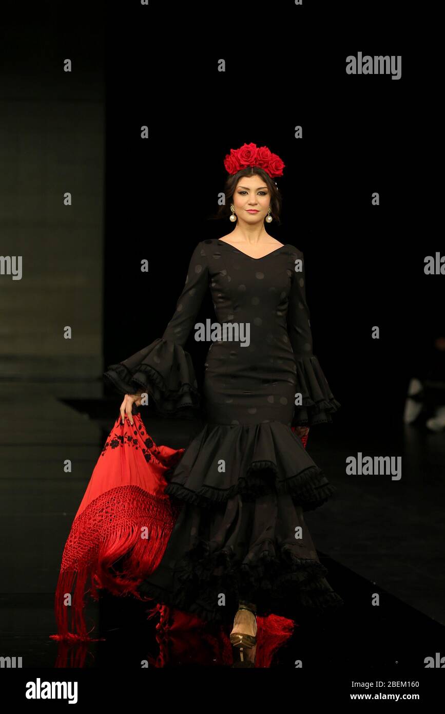 SEVILLA, ESPAÑA - ENE 30: Modelo vestido con un vestido de la colección Arpegio de la diseñadora Catarina Santos Rodrigues como parte del SIMOF 2020 (Foto: Mickael Chavet) Foto de stock