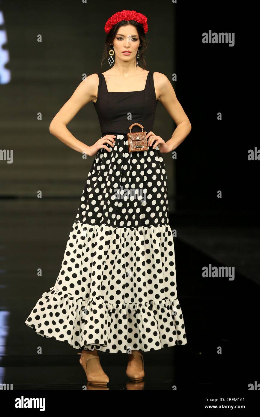 SEVILLA, ESPAÑA - ENE 30: Modelo vestido con un vestido de la colección Arpegio de la diseñadora Catarina Santos Rodrigues como parte del SIMOF 2020 (Foto: Mickael Chavet) Foto de stock