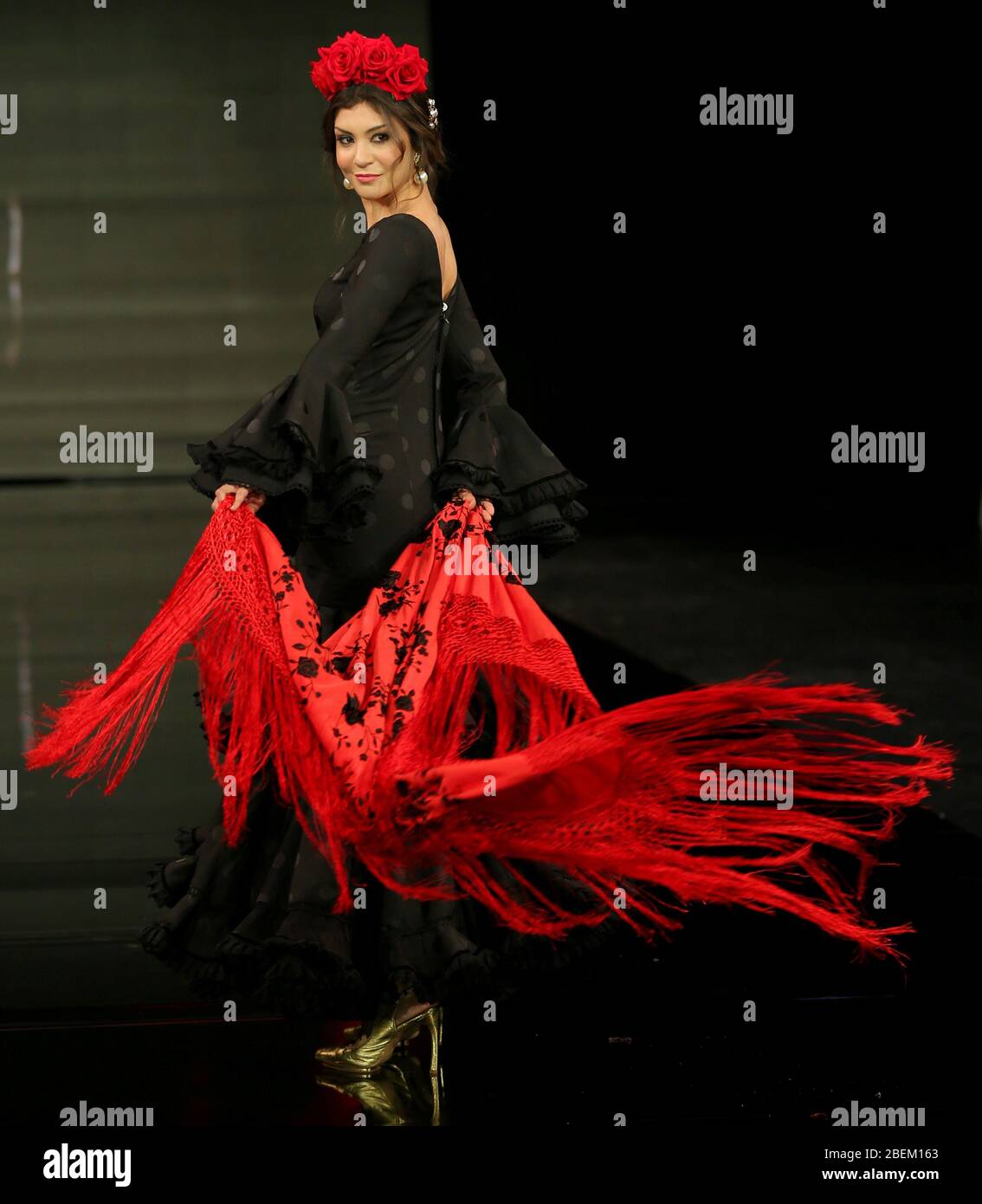 SEVILLA, ESPAÑA - ENE 30: Modelo vestido con un vestido de la colección Arpegio de la diseñadora Catarina Santos Rodrigues como parte del SIMOF 2020 (Foto: Mickael Chavet) Foto de stock