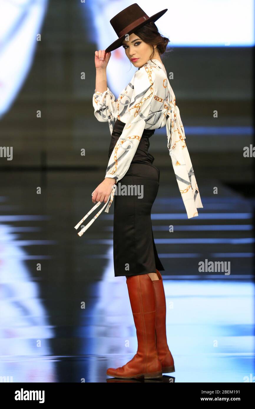 SEVILLA, ESPAÑA - ENE 30: Modelo vestido con un vestido de la colección Arpegio de la diseñadora Catarina Santos Rodrigues como parte del SIMOF 2020 (Foto: Mickael Chavet) Foto de stock