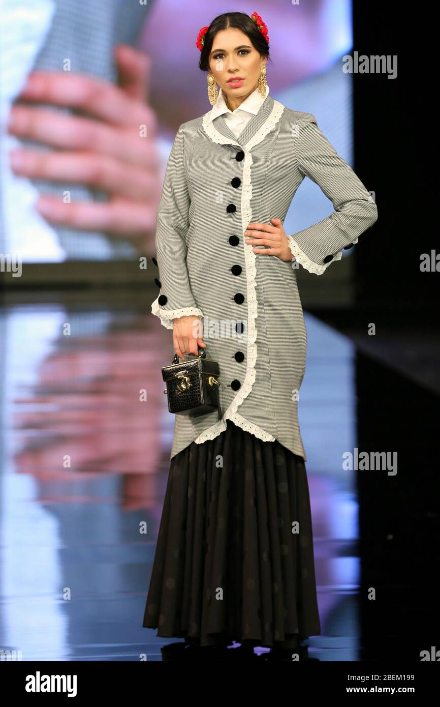 SEVILLA, ESPAÑA - ENE 30: Modelo vestido con un vestido de la colección Arpegio de la diseñadora Catarina Santos Rodrigues como parte del SIMOF 2020 (Foto: Mickael Chavet) Foto de stock