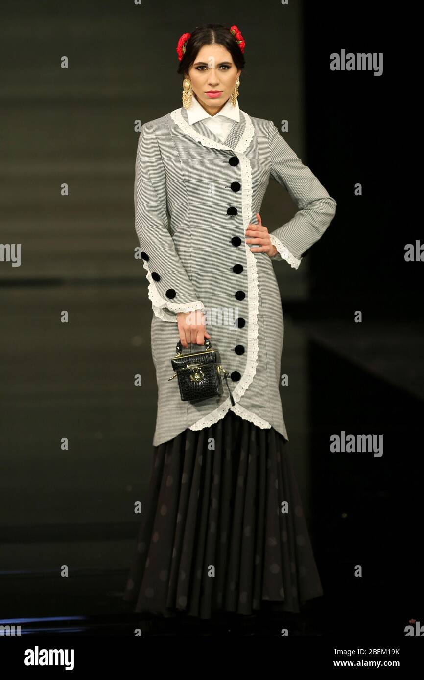 SEVILLA, ESPAÑA - ENE 30: Modelo vestido con un vestido de la colección Arpegio de la diseñadora Catarina Santos Rodrigues como parte del SIMOF 2020 (Foto: Mickael Chavet) Foto de stock