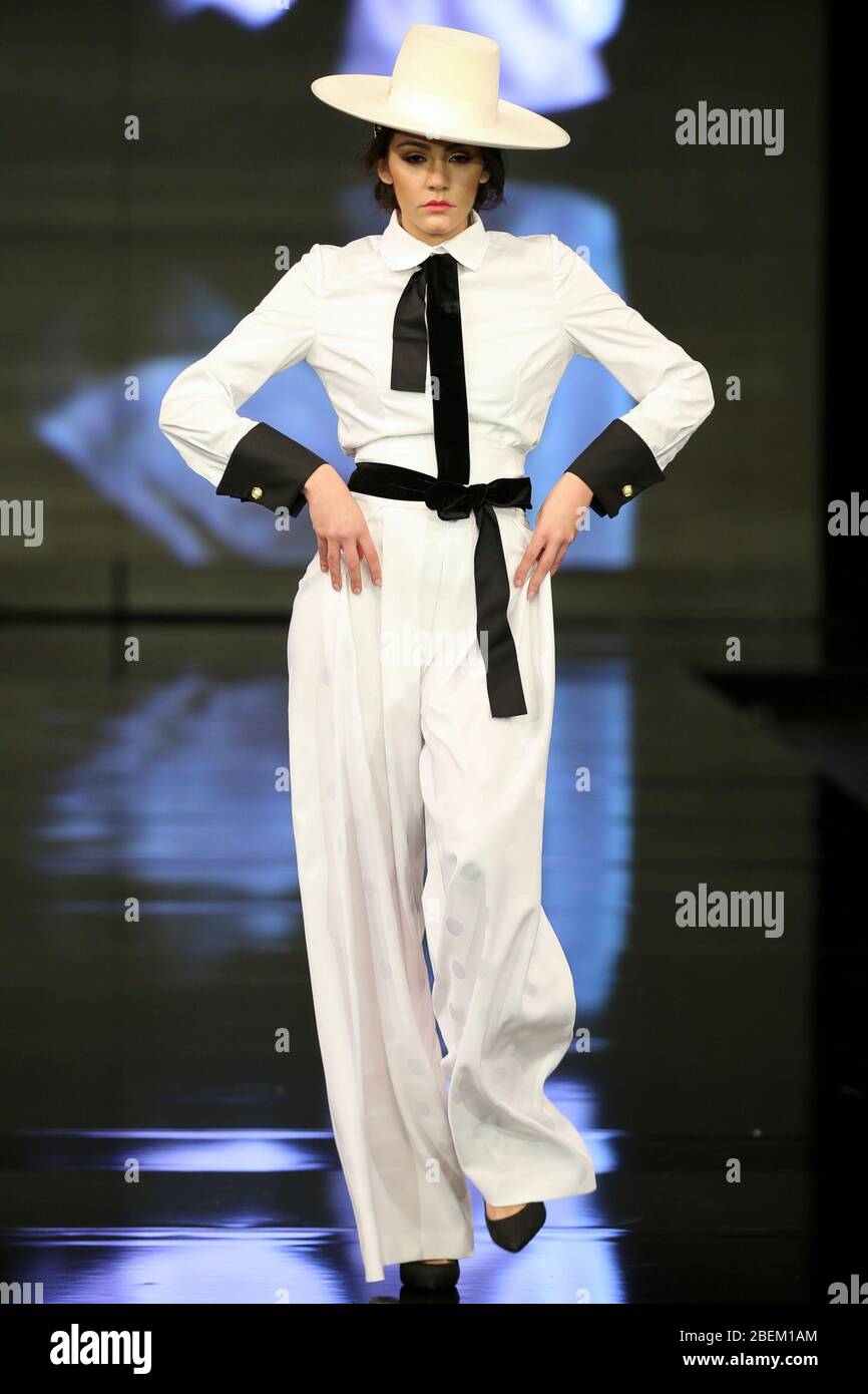 SEVILLA, ESPAÑA - ENE 30: Modelo vestido con un vestido de la colección Arpegio de la diseñadora Catarina Santos Rodrigues como parte del SIMOF 2020 (Foto: Mickael Chavet) Foto de stock