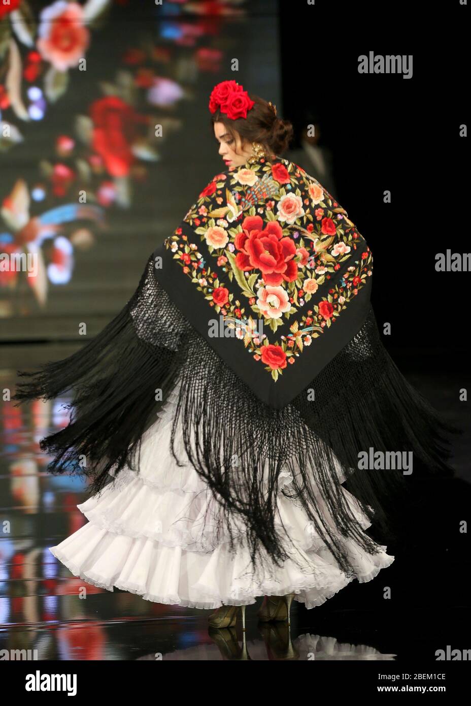 SEVILLA, ESPAÑA - ENE 30: Modelo vestido con un vestido de la colección Arpegio de la diseñadora Catarina Santos Rodrigues como parte del SIMOF 2020 (Foto: Mickael Chavet) Foto de stock