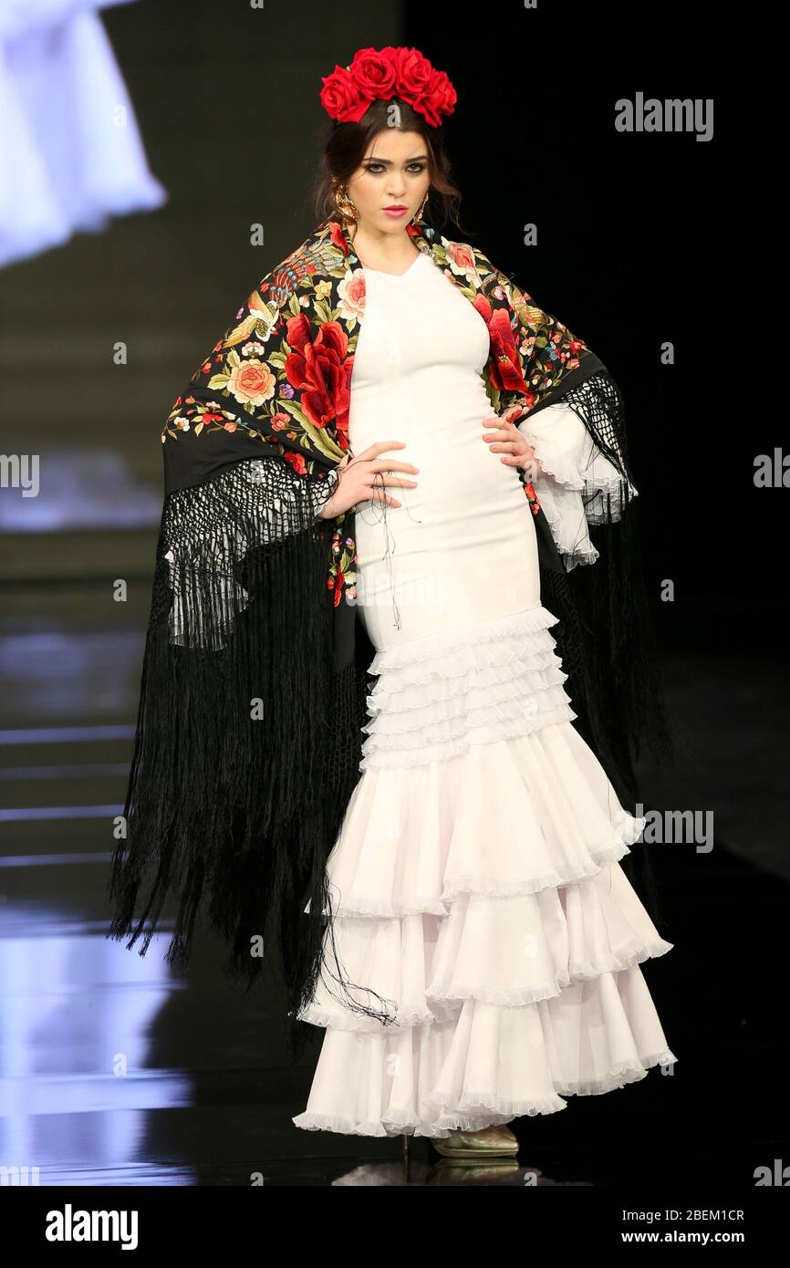 SEVILLA, ESPAÑA - ENE 30: Modelo vestido con un vestido de la colección Arpegio de la diseñadora Catarina Santos Rodrigues como parte del SIMOF 2020 (Foto: Mickael Chavet) Foto de stock
