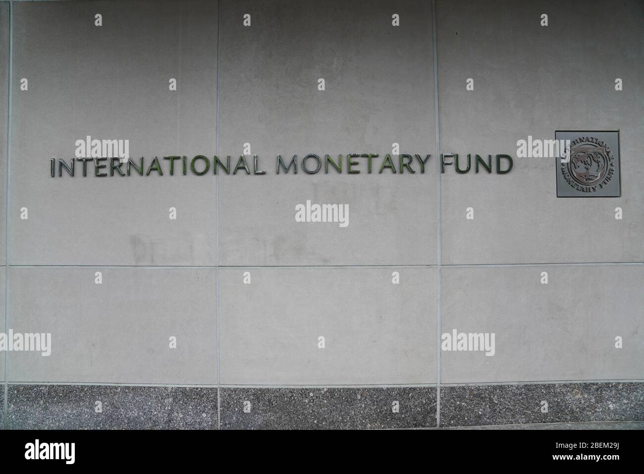 Washington, DC, EE.UU. 13 de abril de 2020. La sede del Fondo Monetario Internacional (FMI) se encuentra en Washington, DC, Estados Unidos, el 13 de abril de 2020. La economía mundial está en camino de contraerse "más" en un 3 por ciento en 2020 como resultado de la pandemia del COVID-19, mucho peor que durante la crisis financiera de 2008-09, según el informe Perspectivas de la economía mundial del Fondo Monetario Internacional (FMI) publicado el martes. Crédito: Liu Jie/Xinhua/Alamy Live News Foto de stock