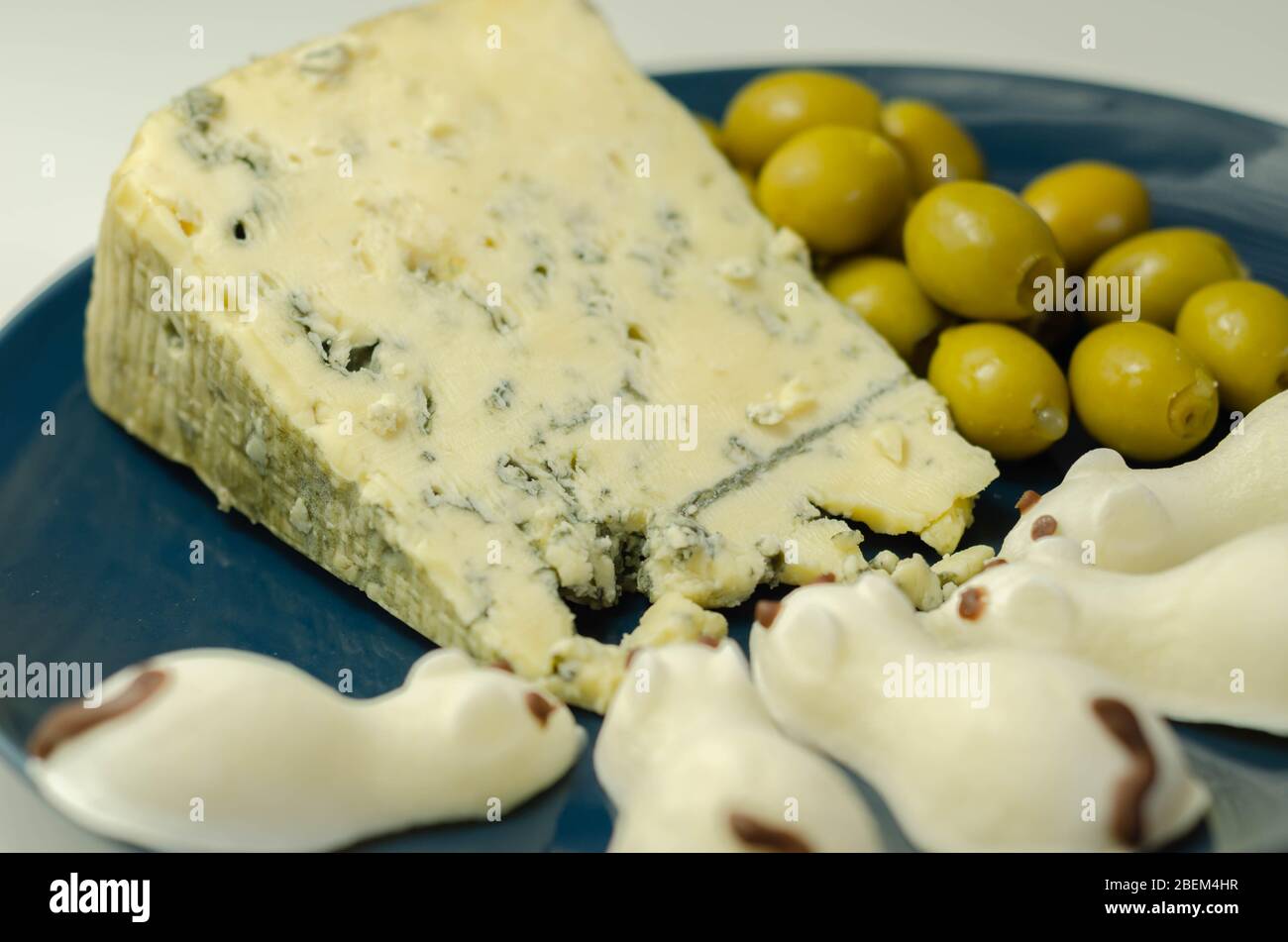 Queso azul suave con aceitunas y aperitivos en forma de ratones, comida  divertida Fotografía de stock - Alamy