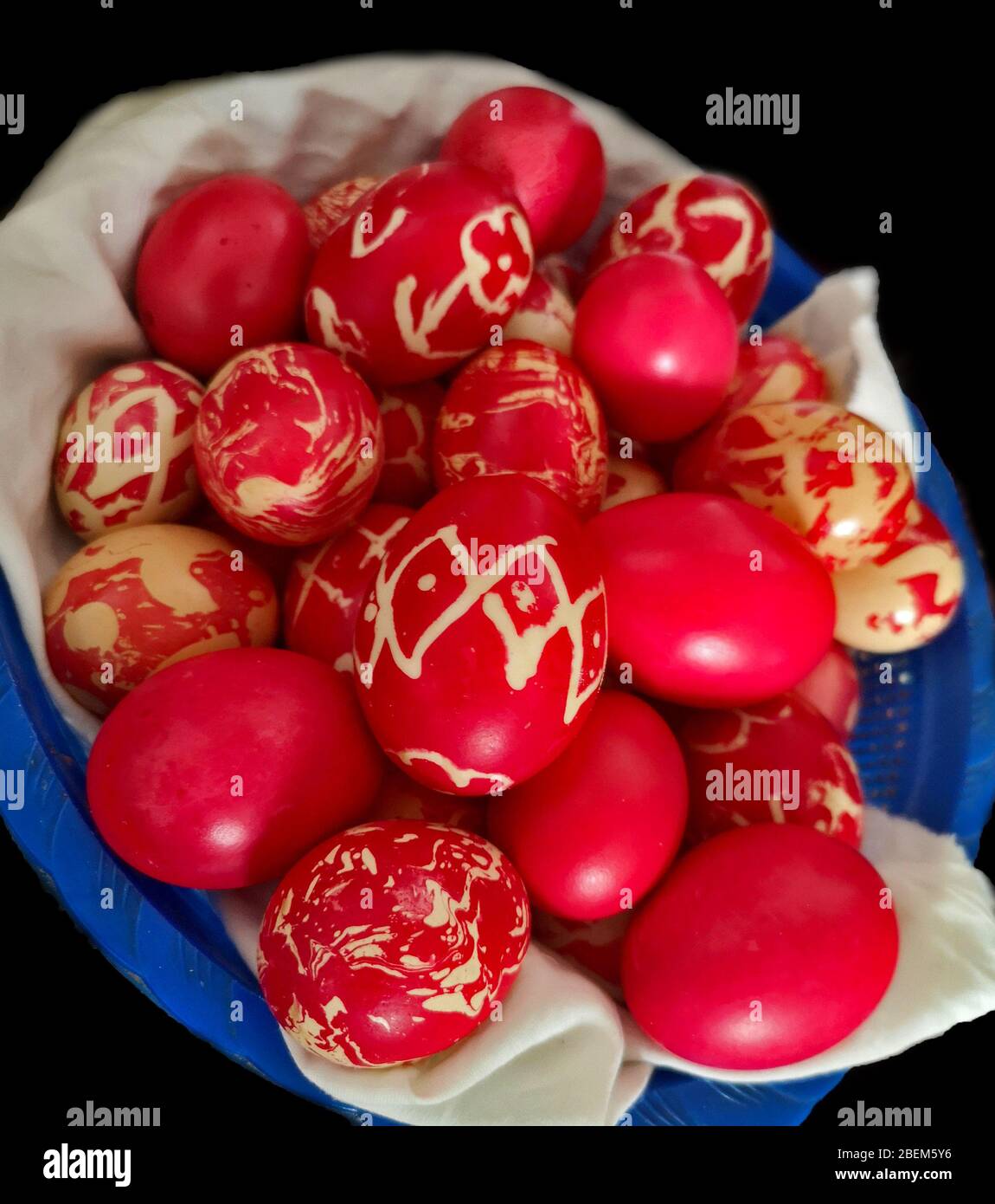 Huevos caseros teñidos, huevos rojos de colores preparados para la Pascua con varios patrones, huevos pintados ortodoxos tradicionales listos para la celebración Foto de stock