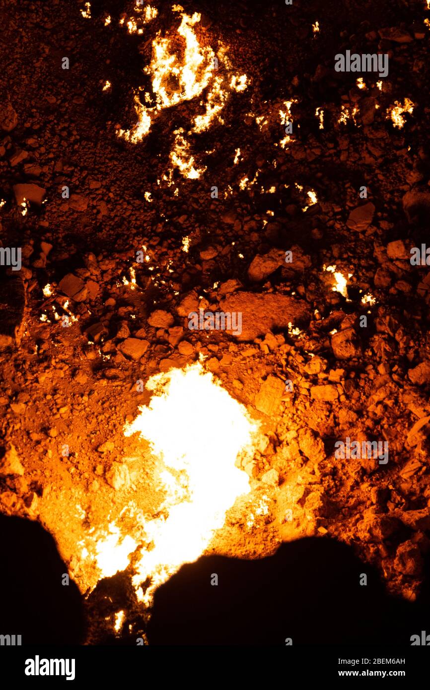 Foto nocturna del Cráter Darvasa, también conocido como la puerta del Infierno, el cráter de gas en llamas en Darvaza (Darvasa), Turkmenistán Foto de stock