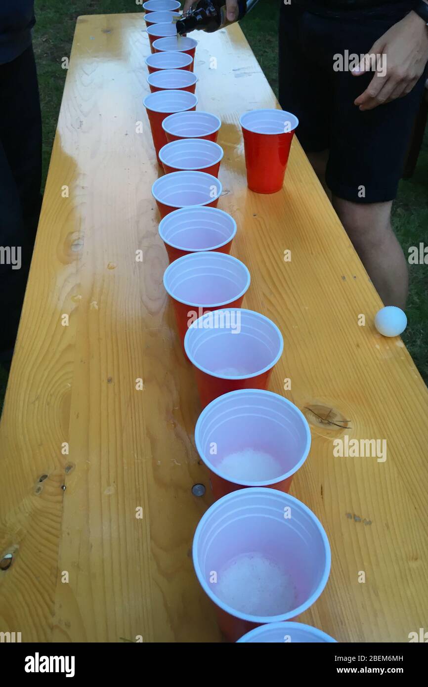 Red beer pong fotografías e imágenes de alta resolución - Alamy