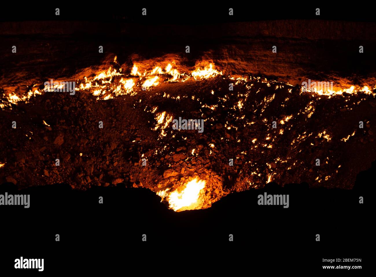 Foto nocturna del Cráter Darvasa, también conocido como la puerta del Infierno, el cráter de gas en llamas en Darvaza (Darvasa), Turkmenistán Foto de stock