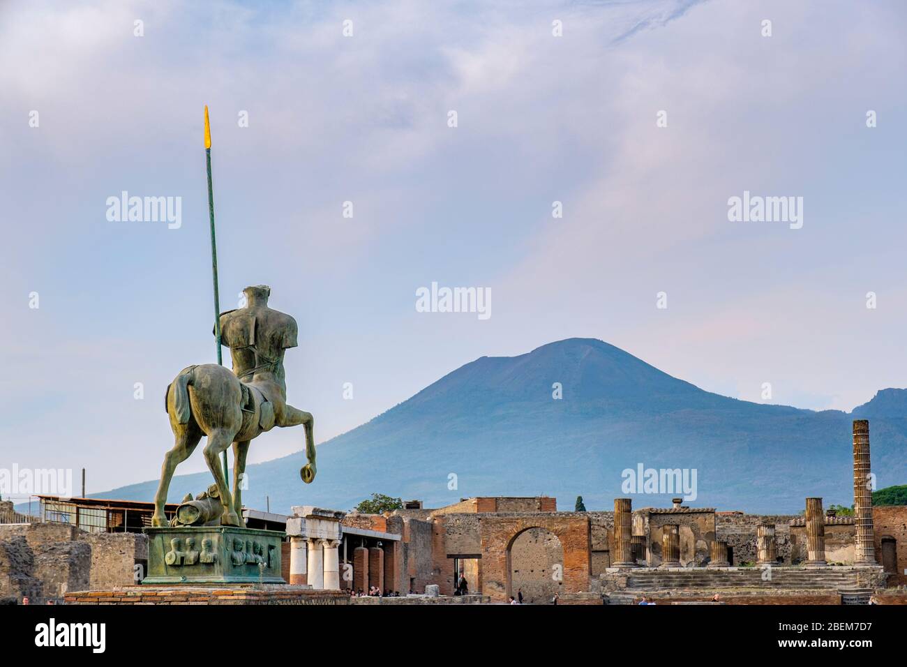 Ruinas de Pompeya, Foro de Pompeya - Centauro, estatua de bronce de Igor Motoraj, Monte Vesubio en el fondo, antigua ciudad de Pompeya, Italia, Europa. Foto de stock