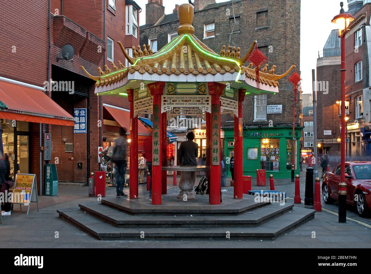 China Community Chinatown Gate, 10 Wardour St, West End, Londres W1D 6BZ Arquitectura Foto de stock