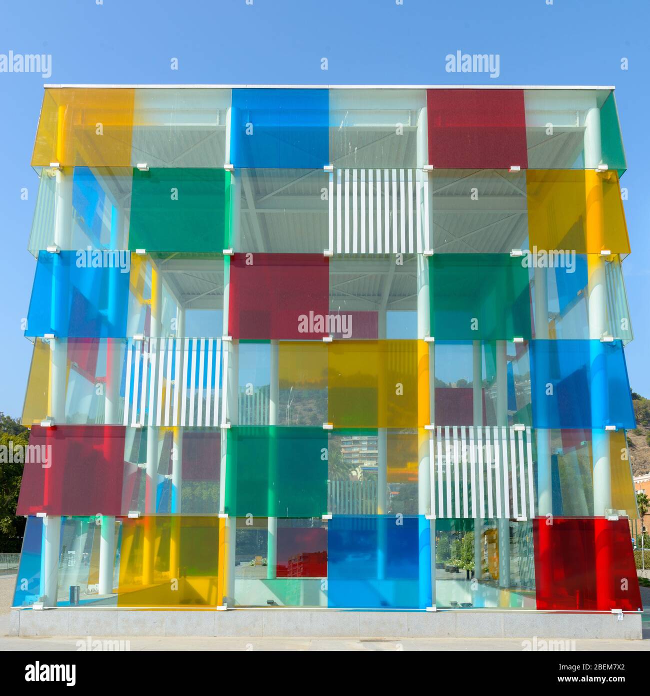 Edificio de vidrio con arquitectura artística abstracta en forma cuadrada Foto de stock