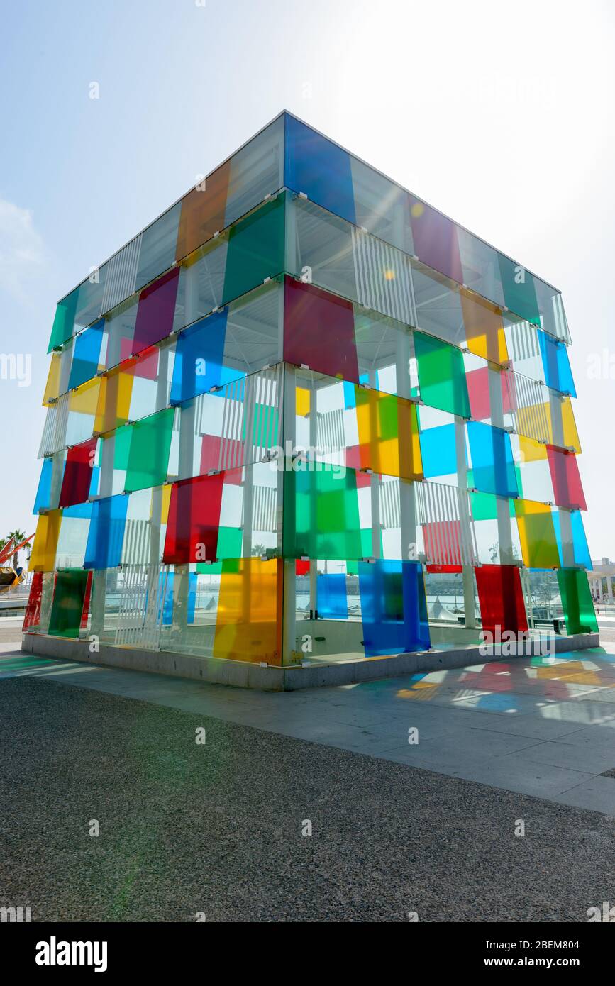 Edificio de vidrio con forma cuadrada y flare de lente, con arquitectura artística abstracta colorida Foto de stock