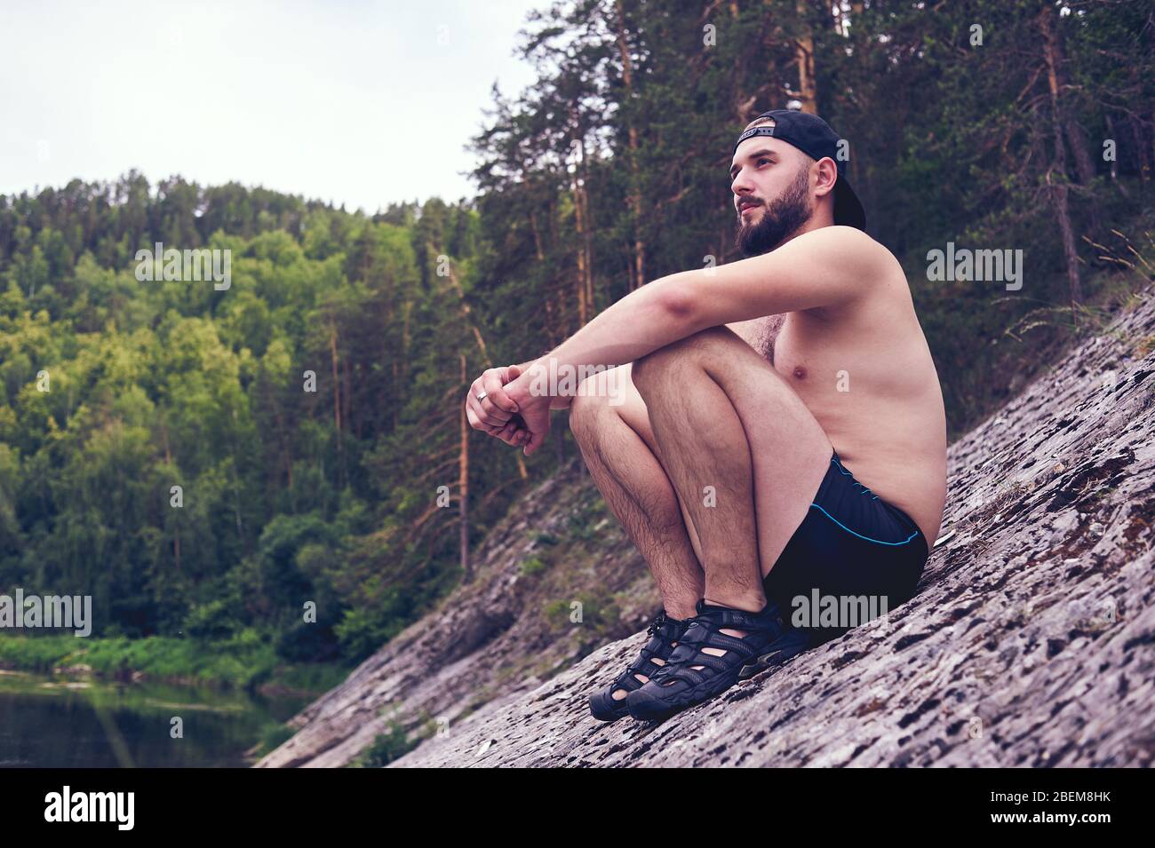 Disfrutar de la vida. Un joven se encuentra en un bivouac en el bosque., relajación, vacaciones, concepto de estilo de vida Foto de stock