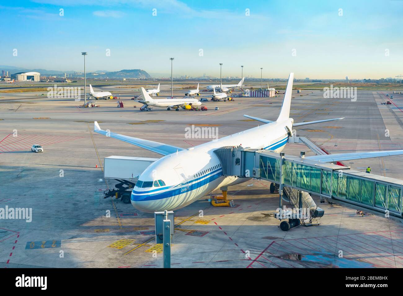 Pasarela telescópica de vidrio por avión, pista de aterrizaje del aeropuerto, aviones en el fondo en el aeródromo, Oporto, Portugal Foto de stock