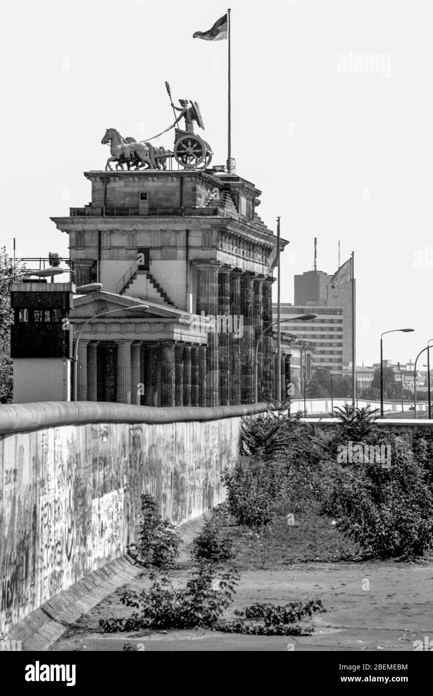 La Puerta de Brandenburgo y el Muro de Berlín en 1989 Foto de stock