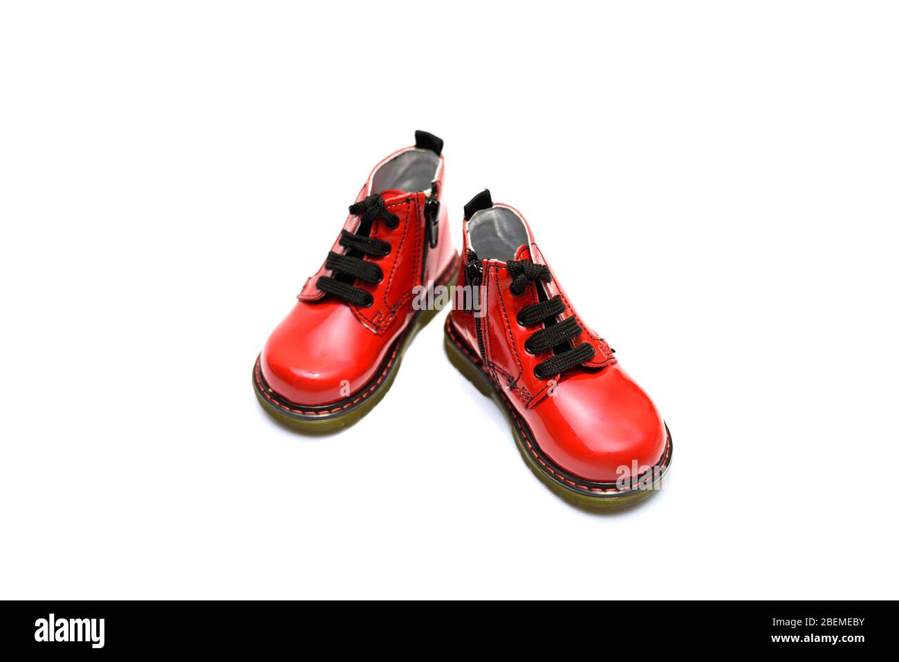 Las hermosas botas rojas brillantes para aisladas sobre fondo blanco Fotografía stock - Alamy