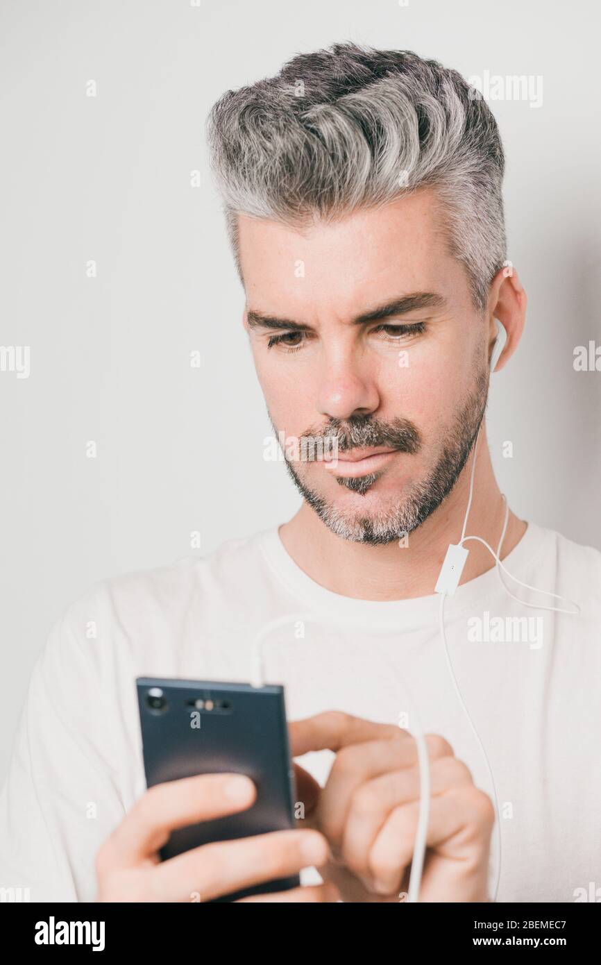 Hombre de pelo blanco fotografías e imágenes de alta resolución - Alamy