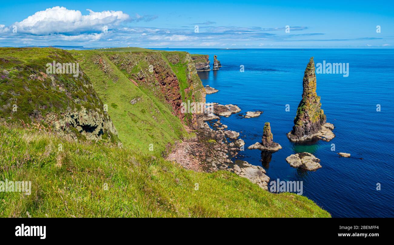 Los acantilados y las pilas de Duncansby Head, Caithness, Escocia. Foto de stock