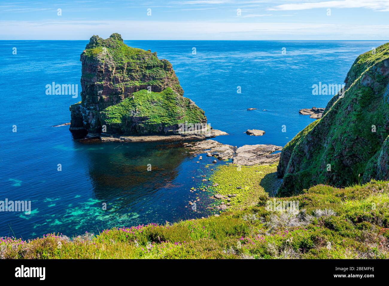 Los acantilados y las pilas de Duncansby Head, Caithness, Escocia. Foto de stock