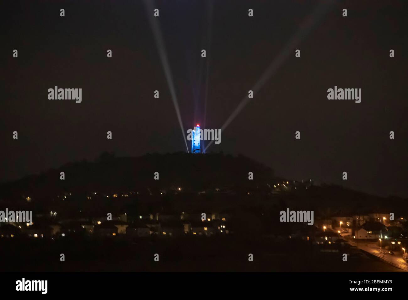 La Torre Victoria en Huddersfield se iluminó por la noche para celebrar los esfuerzos de todos los trabajadores clave durante el brote y bloqueo del Coronavirus Foto de stock