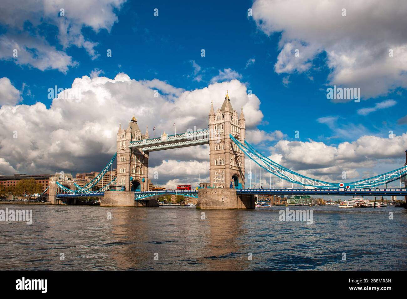 Tower Bridge, Londres, Inglaterra. Es un puente levadizo de Londres, situado en el río Támesis. Considerado uno de los símbolos de la capital inglesa Foto de stock