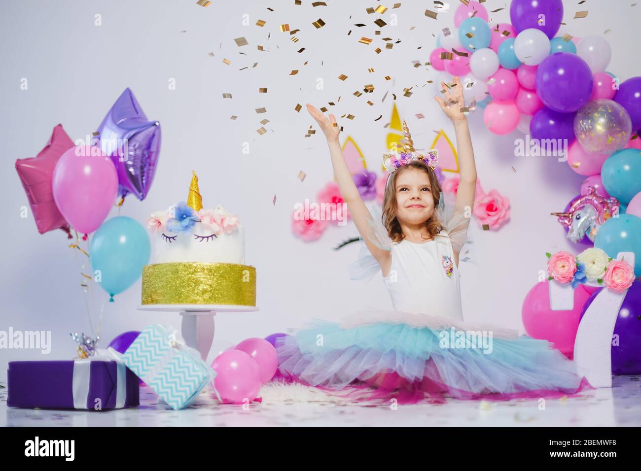 Unicorn Girl lanza confeti. Idea para decorar la fiesta de cumpleaños de  estilo unicornio. Decoración unicornio para la fiesta de la niña Fotografía  de stock - Alamy