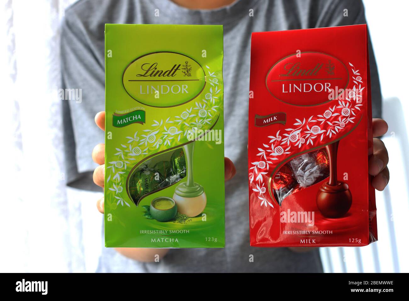 Primer plano de leche Lindt Lindor y Chocolates Matcha Flavor Foto de stock