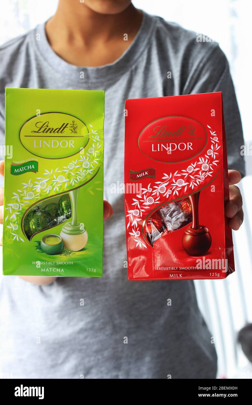 Primer plano de leche Lindt Lindor y Chocolates Matcha Flavor Foto de stock