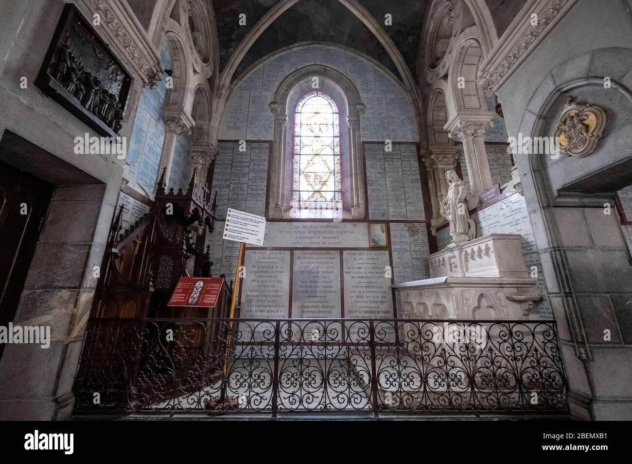Interior de la Basílica de nuestra Señora del Rosario, también conocida como iglesia superior en Lourdes, Francia, Europa Foto de stock