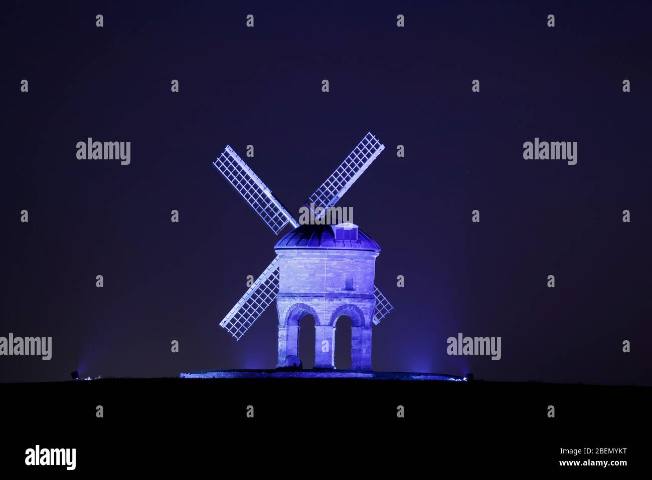 Chesterton, Warwickshire, Reino Unido. 14 de abril de 2020. Chesterton Windmill está iluminado en azul para apoyar al personal de NHS y otros trabajadores clave durante el bloqueo de la pandemia del coronavirus. Darren Staples/Alamy Live News. Foto de stock