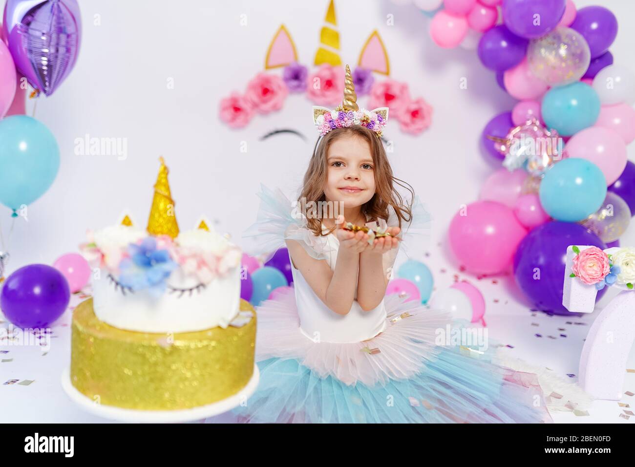 insertar Ninguna becerro Unicorn Girl lanza confeti. Idea para decorar la fiesta de cumpleaños de  estilo unicornio. Decoración unicornio para la fiesta de la niña Fotografía  de stock - Alamy