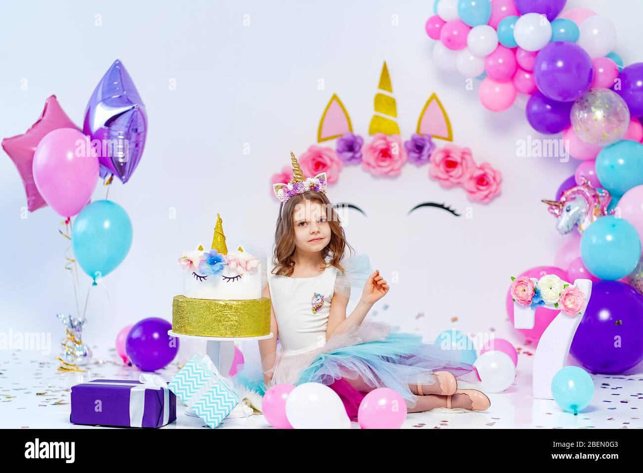 Unicorn Girl con caja de regalo. Idea para decorar la fiesta de cumpleaños  de estilo unicornio. Decoración unicornio para la fiesta de la niña  Fotografía de stock - Alamy