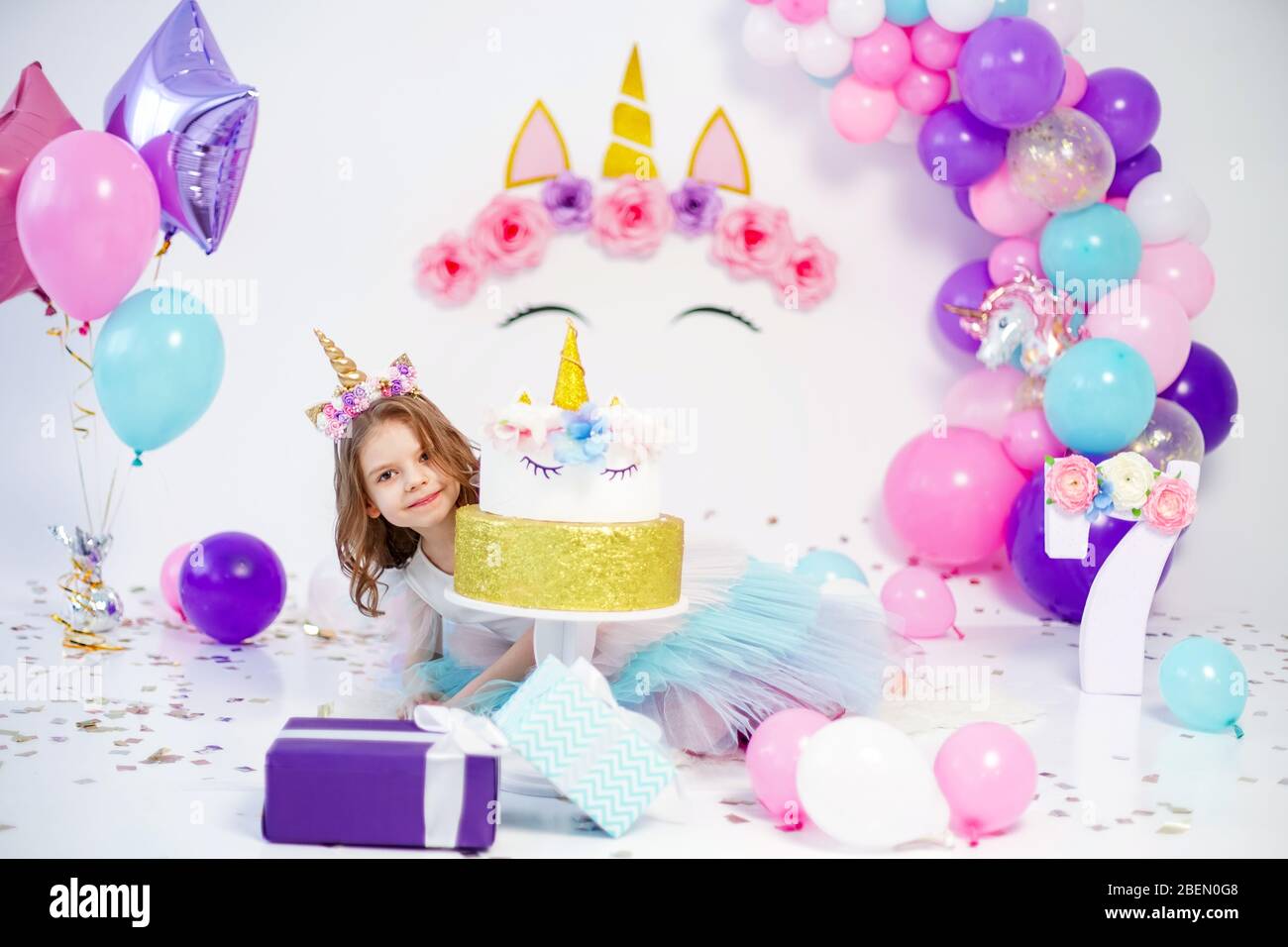 Unicorn Girl posando cerca de feliz pastel de cumpleaños. Idea para decorar  la fiesta de cumpleaños de estilo unicornio. Decoración unicornio para la  fiesta de la niña Fotografía de stock - Alamy