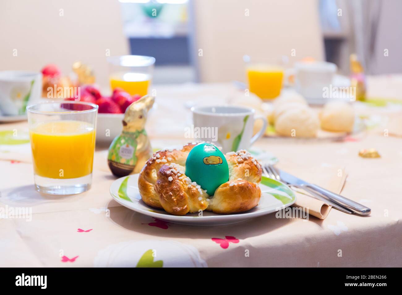 Huevos de Pascua, pastel de pascua, preparación para las vacaciones. Comida tradicional de Pascua para el desayuno Foto de stock