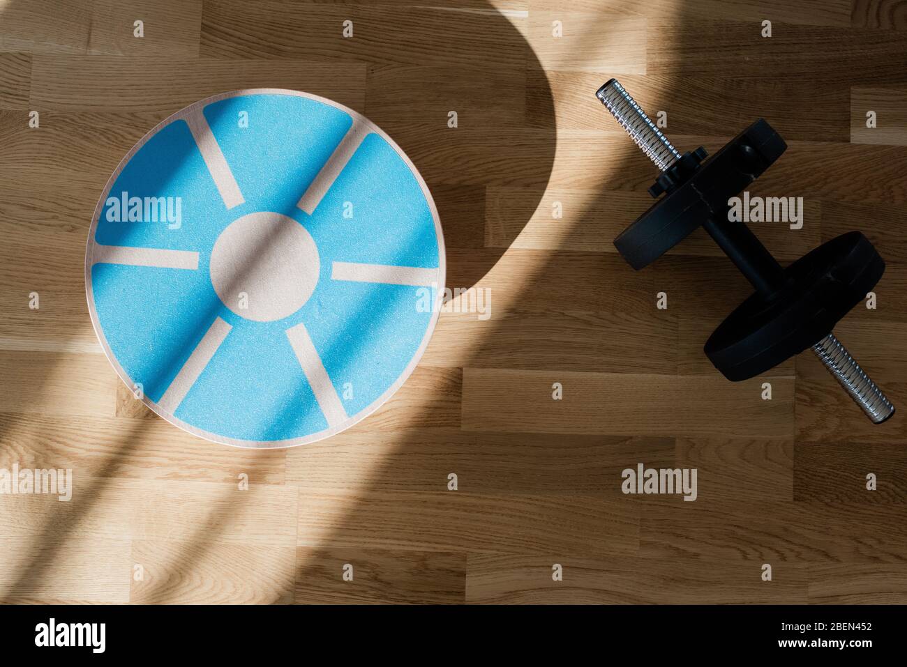 tabla de equilibrio y pesas hogar equipo de ejercicios en un piso Foto de stock