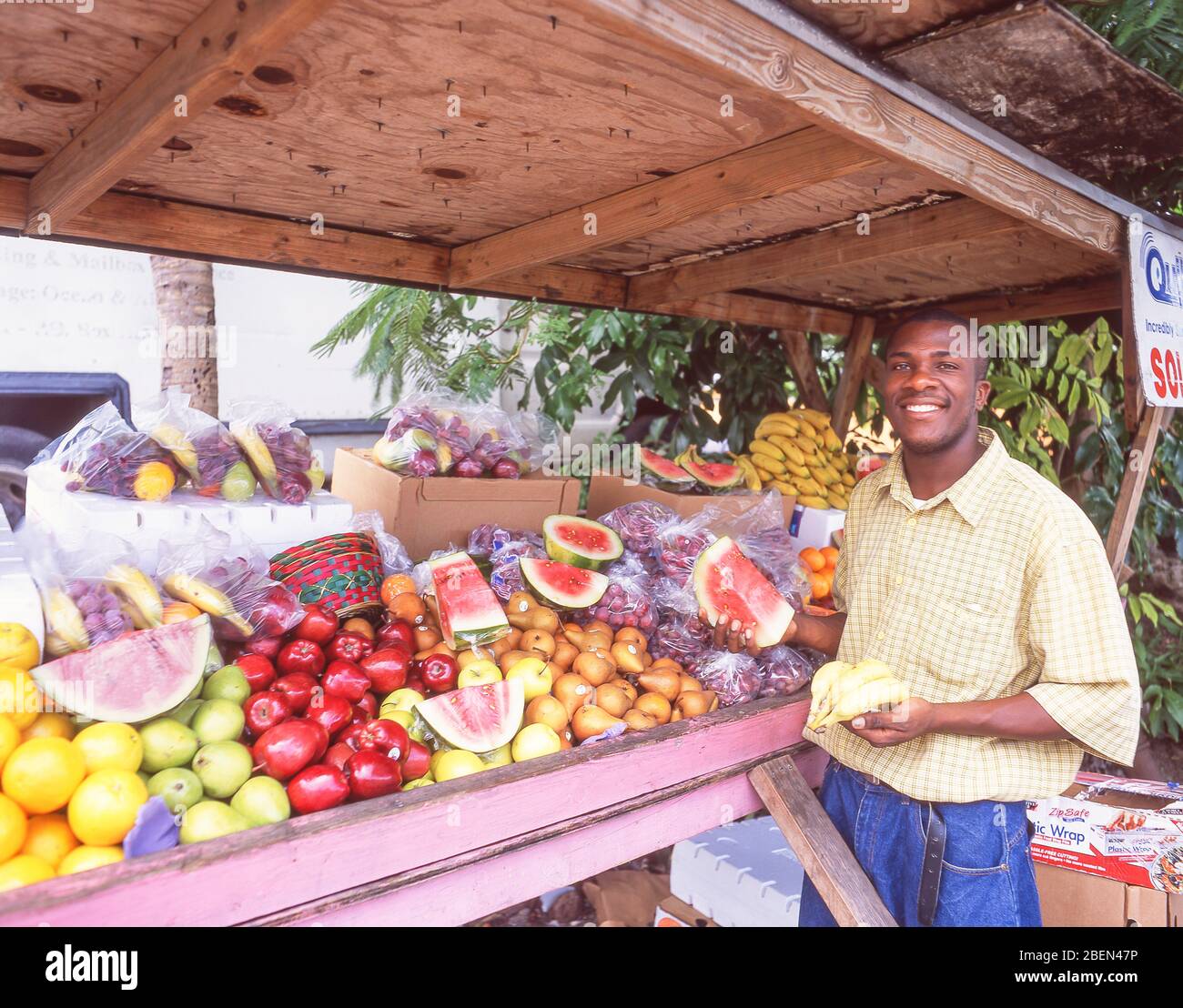 Puesto de frutas sonriente vendedor, Nassau, New Providence, Bahamas Foto de stock